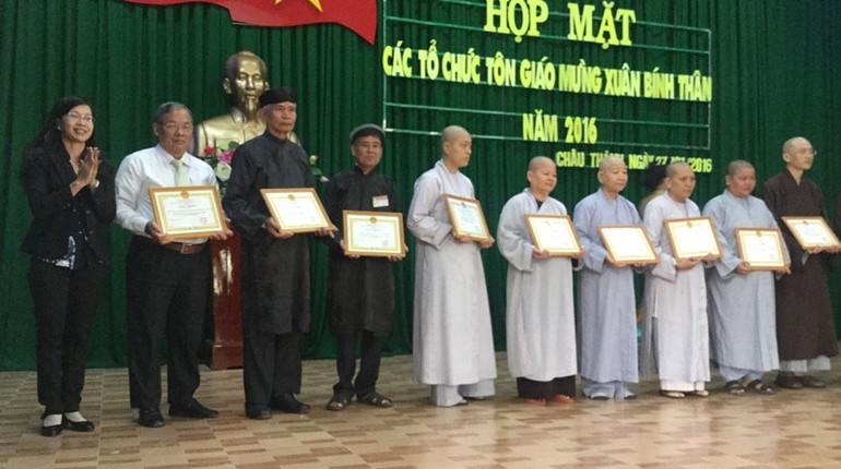UBND huyện tặng giấy khen tới các chức sắc tôn giáo tại buổi họp mặt - Ảnh: Trần Thắng